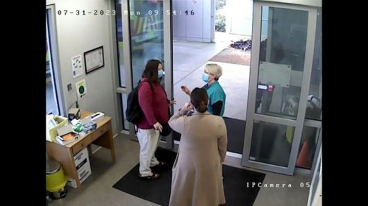 에린 패터슨(왼쪽)에게 입원과 검사를 설득하는 병원 의료진. 빅토리아 대법원 제공