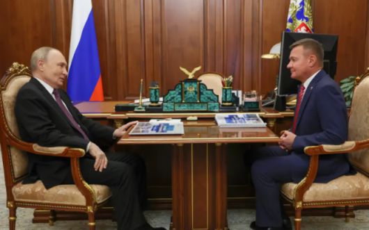 블라디미르 푸틴 러시아 대통령(왼쪽)과 면담 중인 로만 스타로보이트(53) 러시아 전 교통장관(오른쪽). AP 연합뉴스