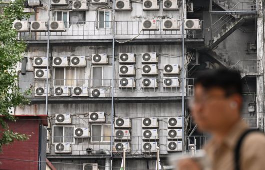 경제-에너지-전기-폭염 특보-서울시내 건물 에어컨 실외기 작동 - 전국적으로 폭염특보가 이어지는 2일 서울 시내의 한 건물에 에어컨 실외기가 작동되고 있다.. 2023.8.2 홍윤기 기자