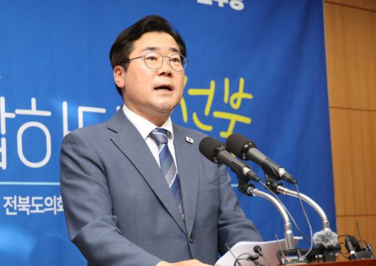 발언하는 박찬대 - 더불어민주당 당권 주자인 박찬대 의원이 8일 전북특별자치도의회 기자회견에서 발언하고 있다. 연합뉴스