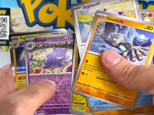 포켓몬 관련 콘텐츠로 구독자 300만명을 모은 미국의 인기 유튜버 ‘포케레브’가 포켓몬 카드팩 100개를 구매한 뒤 하나씩 개봉하는 모습. 사진은 기사 내용과 직접 관련 없음. 포케레브 유튜브 캡처