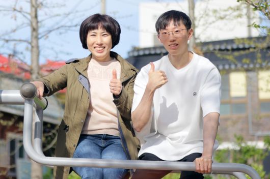 10번이 넘는 두경부암 수술을 이겨내고 턱걸이 챔피언이라는 타이틀을 얻게 된 김동호(오른쪽)씨와 그의 어머니.  서울아산병원 제공