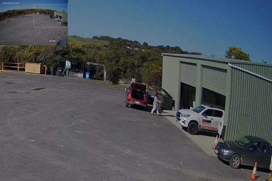 에린 패터슨이 버섯을 말린 건조기를 지역 쓰레기장에 버리는 모습. 빅토리아 대법원