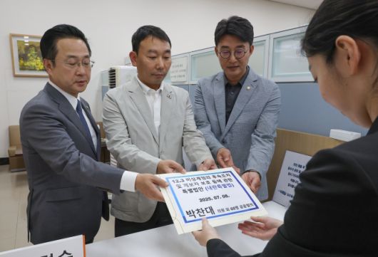 민주당, 내란특별법안 제출 - 더불어민주당 박성준(왼쪽부터), 김용민, 노종면 의원이 8일 서울 여의도 국회 의안과에서 박찬대 의원이 발의한 ‘내란특별법’ 안을 제출하고 있다. 연합뉴스