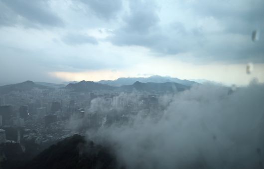 비구름 지나는 서울도심 - 8일 오후 남산 서울타워 전망대에서 바라본 서울 도심 하늘에 비구름이 지나고 있다. 2025.7.8 뉴스1