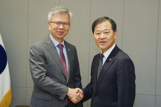 김택우 대한의사협회장이 8일 서울 용산구 대한의사협회(의협)에서 이형훈 보건복지부 2차관과 만나 기념촬영을 하고 있다. 의협 제공