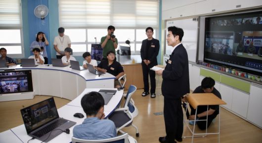 김대중 전남교육감이 오성초 ‘2030 미네르바 교실’에서 일일 교사로 참여해 수업을 하고 있다.