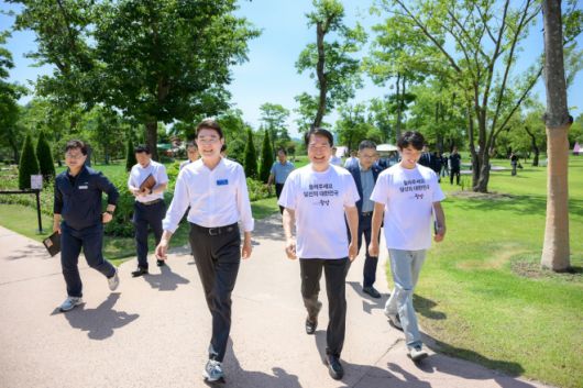 노관규 시장과 박규섭 국정기획위원회 대외협력국장 등 관계자들이 순천만국가정원을 순회하고 있다.