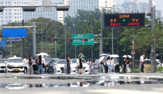 ‘서울 폭염 경보’ 아지랑이 피어오르는 여의대로 - 8일 폭염 경보가 발효 중인 서울 여의도 여의대로에 아지랑이가 피어오르고 있다. 2025.7.8 연합뉴스