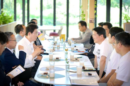 노관규 시장이 정원워케이션센터에서 국정기획위원회에 미래전략사업을 건의하고 있다.