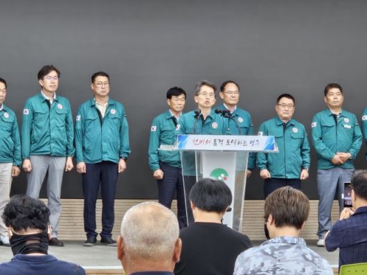 9일 경북 영주시청 대강당에서 유정근 영주시장 권한대행 부시장이 납 제련공장 설립 불허를 발표하고 있다. 영주시 제공