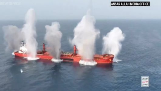 예멘 후티 반군이 지난 6일 라이베리아 선적으로 그리스 선사 스템시핑이 운용하는 벌크선 ‘매직시즈’를 공격해 침몰시켰다. 후티 제공 영상 캡처