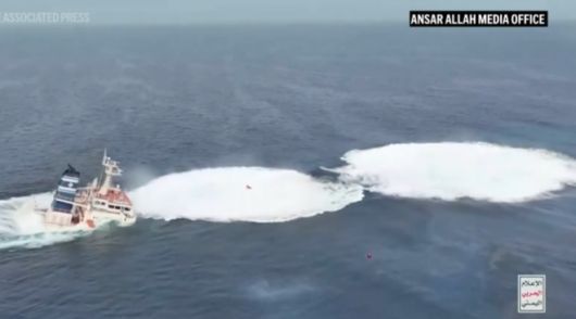 예멘 후티 반군이 지난 6일 라이베리아 선적으로 그리스 선사 스템시핑이 운용하는 벌크선 ‘매직시즈’를 공격해 침몰시켰다. 후티 제공 영상 캡처