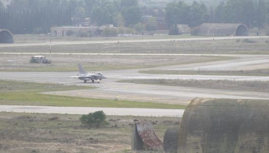 그리스 타나그라 공군기지를 배경으로 활주로에 서 있는 그리스 공군 라팔 전투기. 출처=밀리타르니