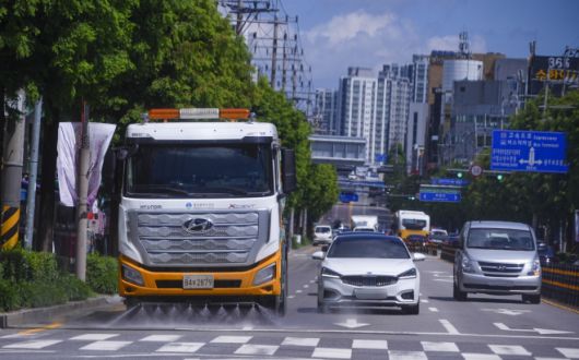 광주시가 폭염 피해를 막기 위해 살수차를 하루 평균 20대 투입하기로 했다. 광주광역시 제공