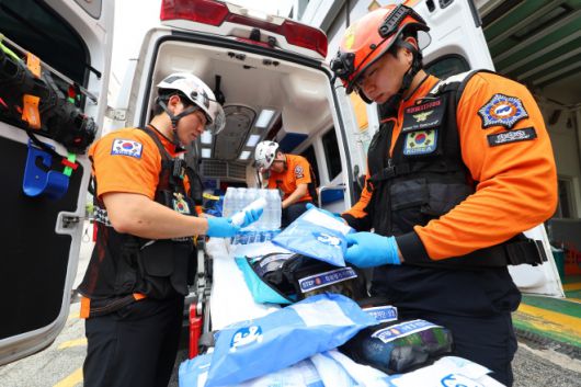 119구급대 온열질환자 발생 대비 점검 - 연일 폭염이 이어지고 있는 9일 인천 부평구 부평소방서에서 119구급대원들이 온열질환자 발생에 대비해 아이스팩, 생리식염수 등 폭염 대비 물품을 점검하고 있다. 2025.7.9 연합뉴스