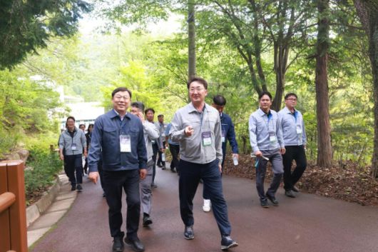 김종훈(앞줄 왼쪽) 동구청장이 지난달 16일 울산수목원에서 지역 6개 대기업 임직원과 함께하는 상생발전 워크숍 참석자들과 걷﻿고 있다. 울산 동구 제공