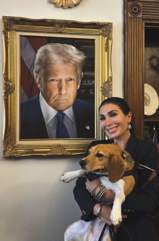 유명 마가(MAGA) 인플루언서 로라 루머가 미국 워싱턴DC 백악관의 도널드 트럼프 대통령 초상화 옆에서 포즈를 취하고 있다. 소셜미디어 X 캡처