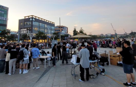 울산 동구 청년문화예술 거점공간인 ‘청년스테이지 ON’﻿에서 공연하﻿는 청년들.  울산 동구 제공