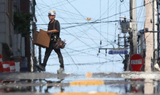 쓰러질 듯한 야외 노동자들 - 내리쬐는 햇빛으로 열기가 더해지면서 아지랑이가 피어오른 대구의 한 공사장에서 노동자가 이동하는 모습. 대구 연합뉴스