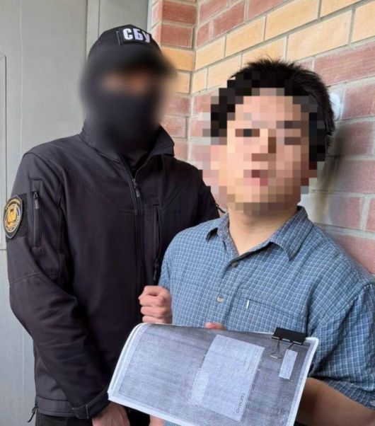 9일(현지시간) 우크라이나 보안국(SBU)은 ‘넵튠’ 미사일 생산 관련 기밀 문서를 불법 반출하려던 중국인 2명을 수도 키이우에서 체포했다고 밝혔다. 두 사람은 부자지간으로 밝혀졌다. 사진은 기밀문서 전달 현장에서 체포된 아들 A씨. 2025.7.10 SBU 자료