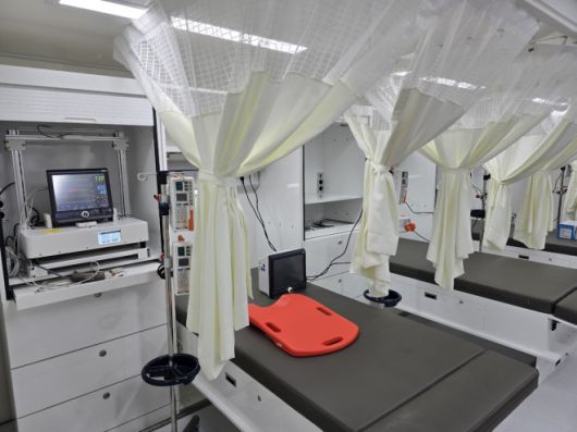 충북도내 인구감소지역 이동진료에 나서는 이동형 병원차량 내부. 충북도 제공.