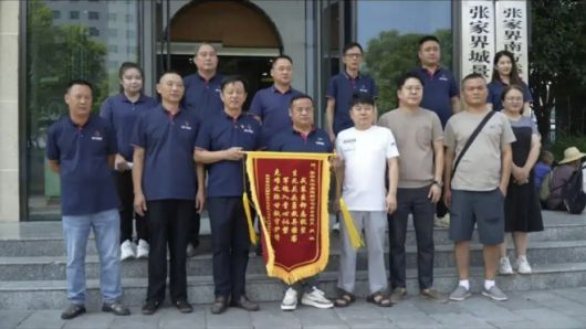 지난달 29일 중국 후난성의 한 고속도로에서 한국인 단체 관광객과 가이드가 탄 버스를 운전하던 샤오보 씨가 뇌출혈로 의식을 잃어가는 상황에서 차를 멈춰세워 사고를 막았다. 샤오 씨는 병원에서 치료를 받던 도중 숨졌다. 당시 버스에 타고 있던 한국인 관광객들은 현지 여행사를 통해 샤오 씨가 속해 있던 운수회사에 감사와 위로의 선물을 건넸다. 자료 : 광명망