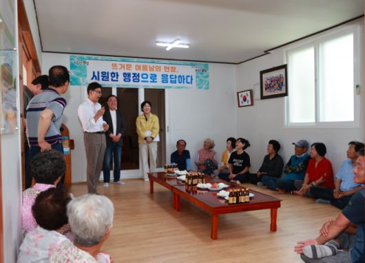 김철우 보성군수가 ‘폭염 대비 민생 현장 방문’으로 무더위 쉼터를 찾아가 주민들의 고충을 청취하고 있다.