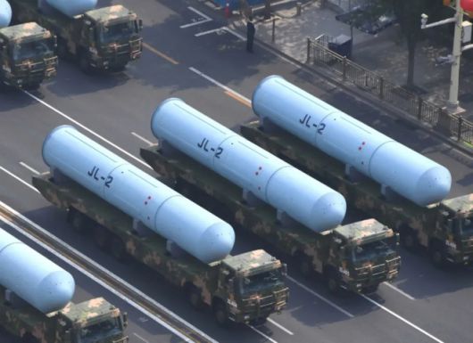 2019년 중국 톈안먼 광장에서 열린 군사 열병식에서 JL-2 잠수함 발사 탄도 미사일 운반 차량이 이동하는 모습. 출처=중국군