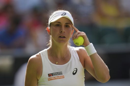 이가 시비옹테크가 10일(한국시간) 영국 런던의 올잉글랜드 클럽에서 열린 윔블던 테니스 대회 여자 단식 4강전에서 벨린다 벤치치와 맞대결하고 있다. AP 연합뉴스