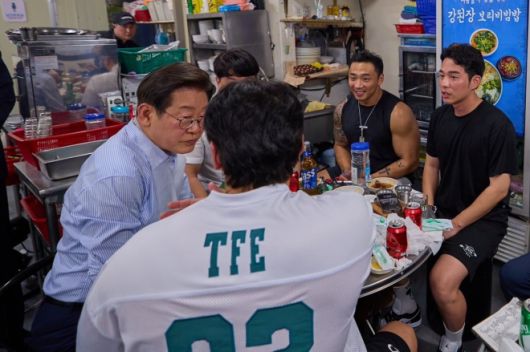 이재명 대통령이 11일 서울 광화문 인근 한식당에서 대통령실 직원들 및 시민들과 저녁 식사를 하고 있다. 이 대통령 페이스북