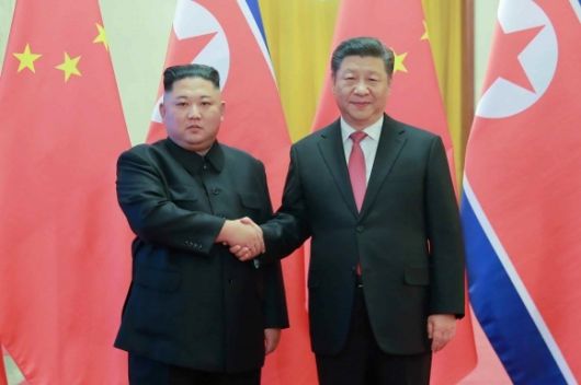 2019년 1월 8일 김정은 북한 국무위원장과 시진핑 중국 국가주석이 중국 베이징 인민대회당에서 만나 기념촬영을 하는 모습. 연합뉴스 자료사진