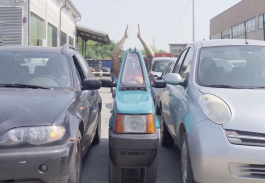 안드레아 마라치가 피아트 판다를 개조해 만든 자동차. 폭이 54cm에 불과하지만 운전이 가능하다. 유튜브