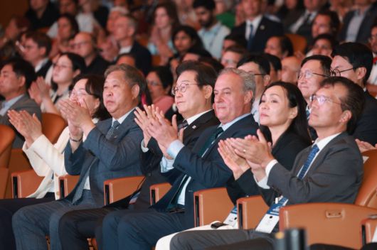 이재명 대통령, 세계정치학회 서울총회 개막식 참석 - 이재명 대통령이 13일 서울 강남구 코엑스에서 열린 2025 세계정치학회(IPSA) 서울총회 개막식에 참석해 박수치고 있다. 2025.7.13 대통령실통신사진기자단