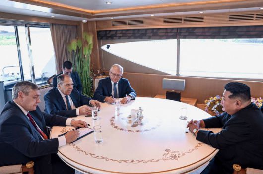 김정은(오른쪽) 북한 국무위원장과 세르게이 라브로프(왼쪽 두번째) 러시아 외무장관이 12일 북한 원산 갈마리조트에서 회담을 열고 있다. 원산  AFP 연합뉴스