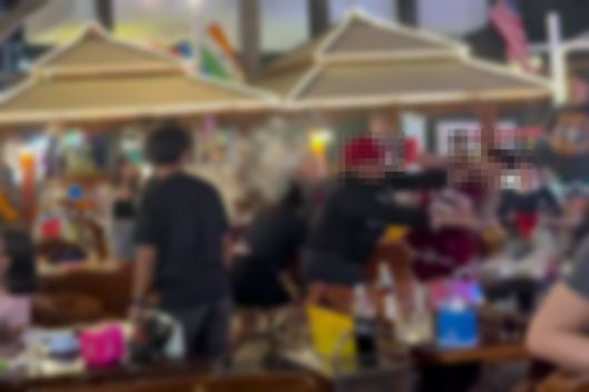 12일(현지시간) 파타야메일 등 현지 매체에 따르면 전날 오전 3시 30분쯤 파타야 나클루아의 한 야외 식당에서 한국인 관광객들 사이에서 격렬한 몸싸움이 벌어졌다. 틱톡 캡처