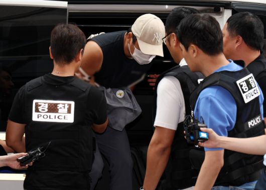 부모와 형 등 자신의 가족 3명을 살해한 30대 남성 A씨가 13일 오후 경기 부천시 인천지방법원 부천지원에서 열린 구속 전 피의자 심문(영장실질심사)에 출석하고 있다. A씨는 지난 10일 오전 김포시 하성면 단독주택에서 60∼70대 부모와 30대 형 등 3명을 흉기로 찔러 살해한 혐의를 받고 있다. 2025.7.13 뉴스1