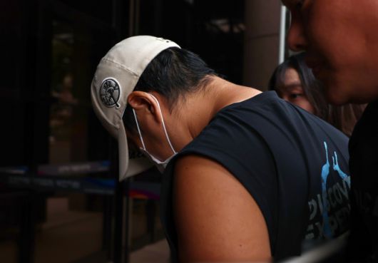 부모와 형 등 자신의 가족 3명을 살해한 30대 남성 A씨가 13일 오후 경기 부천시 인천지방법원 부천지원에서 열린 구속 전 피의자 심문(영장실질심사)에 출석하고 있다. A씨는 지난 10일 오전 김포시 하성면 단독주택에서 60∼70대 부모와 30대 형 등 3명을 흉기로 찔러 살해한 혐의를 받고 있다. 2025.7.13 뉴스1