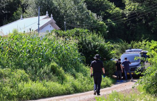 부모와 형 일가족 3명이 살해된 경기 김포 한 주택에서 11일 경찰이 현장 수습하고 있다. 경기 김포경찰서는 살인 혐의로 30대 A씨를 붙잡아 조사 중이라고 11일 밝혔다. A씨는 전날 오전 김포시 한 단독주택에서 60∼70대 부모와 30대 형 등 일가족 3명을 흉기로 살해한 혐의를 받고 있다. 2025.7.11 연합뉴스
