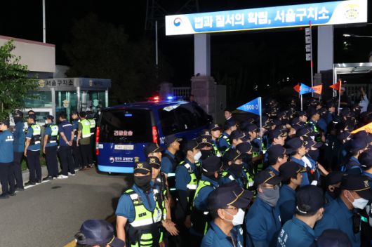 윤석열 전 대통령이 탑승한 차량이 9일 경기도 의왕시 서울구치소로 들어가고 있다. 연합뉴스