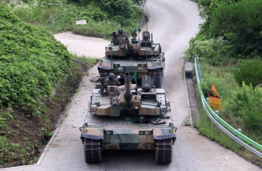 기동하는 K2 전차 - 3일 강원 홍천군 매봉산 훈련장에서 열린 육군 11기동사단 주관 지역 안보 관계관·주민 초청 행사에서 K2 전차가 사격장을 향해 기동하고 있다. 2025.7.3 연합뉴스