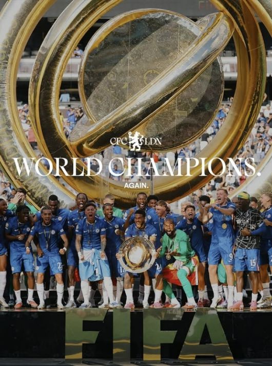 13일(현지시간) 미국 뉴저지 주 이스트 러더퍼드 메트라이프 스타디움에서 열린 2025 국제축구연맹(FIFA) 클럽 월드컵에서 잉글랜드 프리미어리그(PL) 첼시가 프랑스 리그1 파리 생제르맹(PSG)을 3대0으로 완파하고 우승했다. 이날 경기를 관전한 도널드 트럼프 미 대통령이 첼시의 우승컵 세리머니가 열리는 동안 시상대 위에 올라서 세리머니를 함께 했으나, 첼시는 공식 소셜미디어(SNS) 계정에 트럼프 대통령이 없는 사진을 올렸다. 첼시 공식 인스타그램