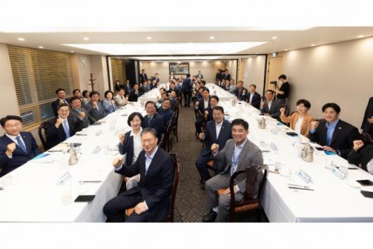 14일 오후 여의도에서 열린 경기도 민주당 국회의원. 원외위원장 정책간담회에서 김동연 경기도지사, 이학영 국회부의장, 김승원 더불어민주당 경기도당 위원장, 경기도 민주당 국회의원, 원외위원장 등이 기념 촬영을 하고 있다. (경기도 제공)