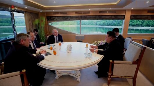 김정은 국무위원장이 12일 러시아 외무장관 세르게이 라브로프와의 회담장면을 조선중앙TV가 13일 방영했다. 화면에서 김정은 국무위원장은 요트에서 라브로프 외무상과 회담을 하는 장면이 송출됐고 회담을 마치고 라브로프 외무장관을 환송하는 장면이 담겨있다. 2025.7.13 조선중앙TV화면