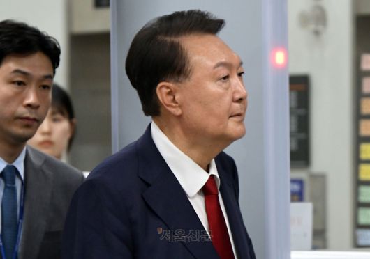 윤석열 영장실질심사 - 윤석열 전 대통령이 9일 서울 서초구 서울중앙지방법원에서 영장실질심사를 마치고 나오고 있다. 2025.7.9 이지훈 기자