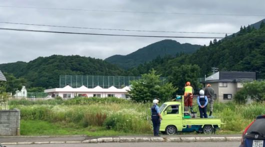 지난 12일 새벽 홋카이도에서 신문 배달원인 52세 남성이 불곰에게 습격당해 사망했다. 사진은 사건 현장 인근에서 곰 수색 활동을 펼치는 홋카이도 경찰과 엽우회의 모습. HBC홋카이도방송 캡처