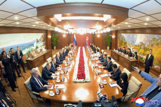 북-러, 원산에서 외무장관 회담 - 북한을 방문중인 러시아 외무상 세르게이 라브로프가 12일 원산에서 최선희 외무상과 제2차 전략대화를 진행했다고 조선중앙통신이 13일 보도했다. 통신은 이날 라브로프 외무상 일행을 위한 연회를 개최했다고 밝혔다. 2025.7.13 조선중앙통신 연합뉴스