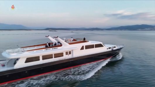 김정은 국무위원장이 12일 러시아 외무장관 세르게이 라브로프와의 회담장면을 조선중앙TV가 13일 방영했다. 화면에서 김정은 국무위원장은 요트에서 라브로프 외무상과 회담을 하는 장면이 송출됐고 회담을 마치고 라브로프 외무장관을 환송하는 장면이 담겨있다. 2025.7.13 조선중앙TV화면