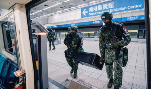 대만군이 지하철 전동차 안으로 물자를 운송하고 있다. 대만 국방부 제공
