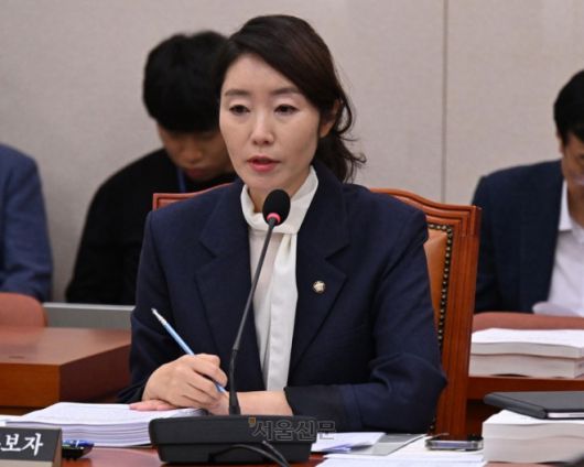 강선우 여성가족부 장관 후보자가 14일 국회에서 열린 인사청문회에서 질문에 답하고 있다.  안주영 전문기자
